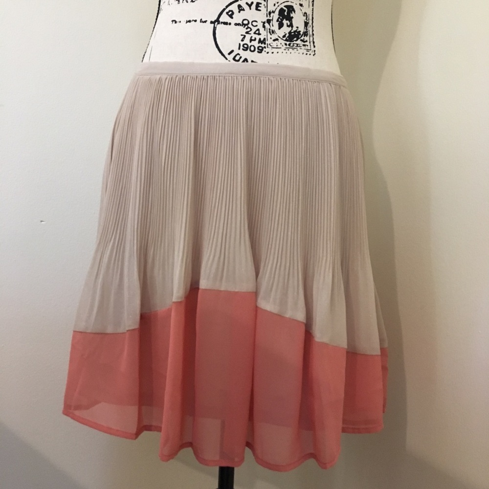 🦋lauren Conrad - M- Beige/coral pleated skirt